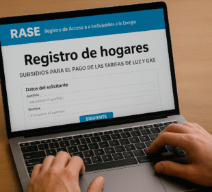 hogar registrandose en RASE subsidios luz gas 2025 en computadora
