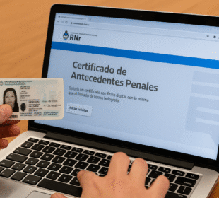 Certificado de Antecedentes Penales 2025: trámite 100 % digital, costos y tiempos 2 persona solicitando certificado de antecedentes penales digital 2025