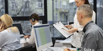 Factura de Crédito Electrónica para PyMEs 2025: alta, emisión y cobro anticipado 10 Colegas trabajando juntos en una oficina