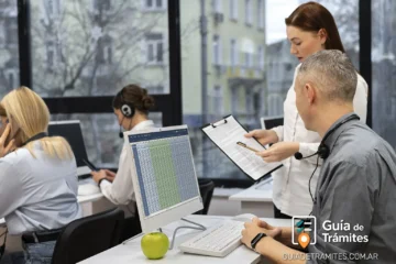 Factura de Crédito Electrónica para PyMEs 2025: alta, emisión y cobro anticipado 4 Colegas trabajando juntos en una oficina